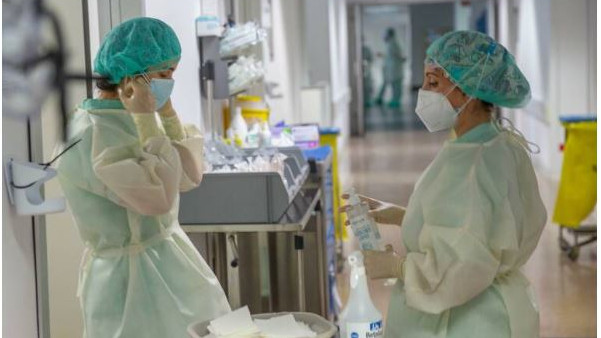 valencia plaza: El Col·legi de Metges de València rebutja que els sanitaris positius hagen de continuar treballant